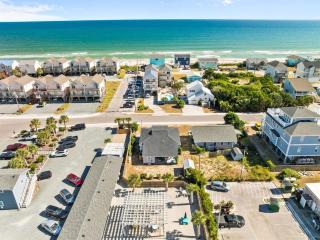 Coastal Haven Cottage- Beach, Shopping, Fun - 4
