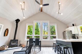 Muskoka Waterfront Cottage with Canoes and Fire Pit - 8