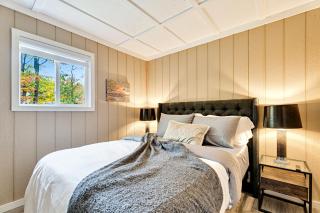Muskoka Waterfront Cottage with Canoes and Fire Pit - 7
