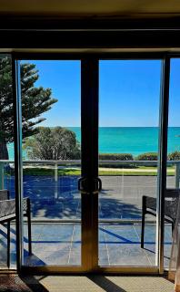 Waves Kaikoura Luxury Waterfront Apartment 1 - 2