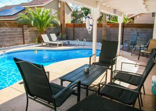 Large Pool & Patio Cozy Single Story Family House - 9