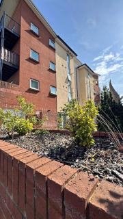 Spacious Ground Floor 2-Bed Flat - Patio, Parking - By Habitats - 9