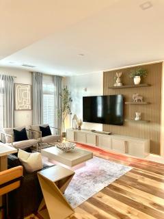 Free Parking, 75 inch TV, king Bed in Buckhead - 0