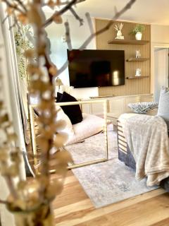 Free Parking, 75 inch TV, king Bed in Buckhead - 4