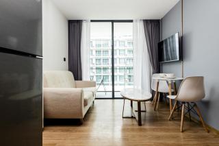 Stylish 2BR Beach Condo Pools Gym S5503 - Phuket - 8