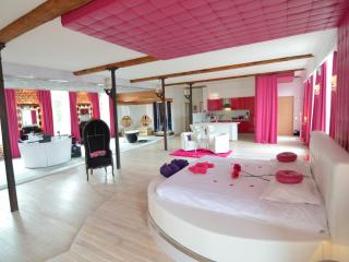 Cozy Stay with Pool & Nature - 3