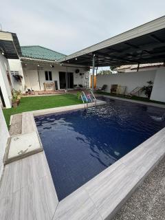 De Space Homestay with Private Pool at Balok - 3