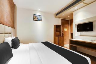 Super Townhouse Chhatarpur Near Metro Park - 3