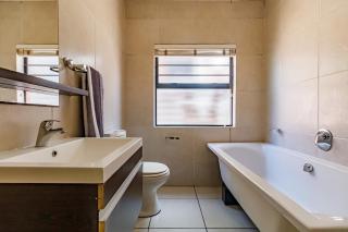 Modern 3-Bed Apartment Perfect for Family & Groups - 9