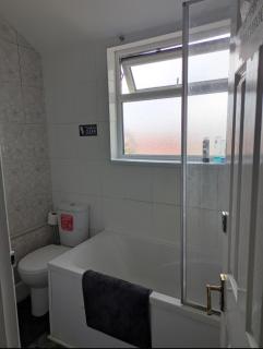 Kettering Town Rooms with TV Single & Double Rooms available Shared Bathroom, lounge & kitchen free WIFI 90 days plus stays Ideal Professional workers - 3
