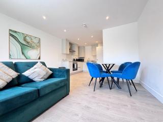 10 Min Drive to Airport - Free Parking - 15 min Bus ride - EV Charge available - 8