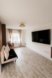 3BR Detached Home, Driveway & Large Rear Garden - 2