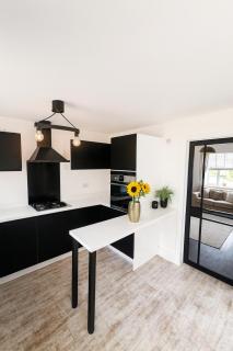 3BR Detached Home, Driveway & Large Rear Garden - 6