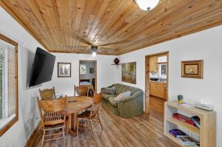 Dog-Friendly Wine Country Cabin cabin - 9