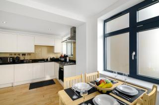 Modern 2-Bedroom, 2-Bathroom Apartment with Balcony in Hoxton Sleeps 6 - 5