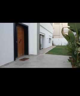 Villa familiale moderne avec jardin - 0