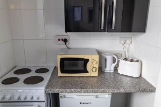 Blackpool One Bedroom Flat by Brookland Stays Serviced Accommodation with Free WiFi - 5