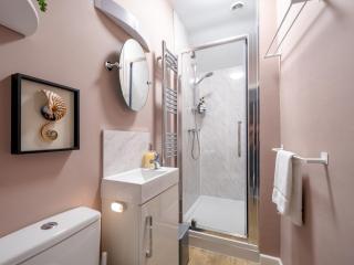 Pass the Keys Charming 2 Bed Townhouse Short Walk To The River - 2