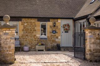 Luxury Boutique Barn Hideaway Near Bourton with Hot Tub - 8