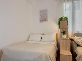 Central Studio - Bright & Modern - Private Terrace - AirCon - Near Train & Beach - 7