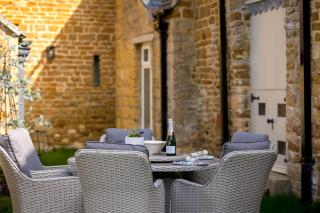 Luxury Boutique Barn Hideaway Near Bourton with Hot Tub - 3