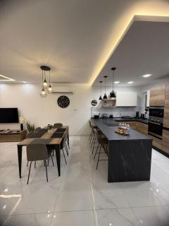 Family Comfort 3 Bedroom Apt - 9