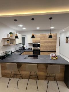 Comfortable Apartment with Private Outdoor Area, Sleeps 6, 10-Minute Walk to the Beach - 1