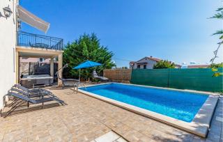 Beautiful Home In Peruski With Kitchen - 3