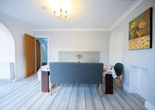 Bright & Airy 4x Bed House with Parking - 9
