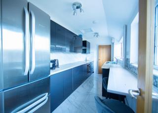 Bright & Airy 4x Bed House with Parking - 9