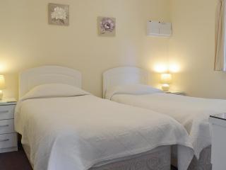 The Cottage - B4014 - 4