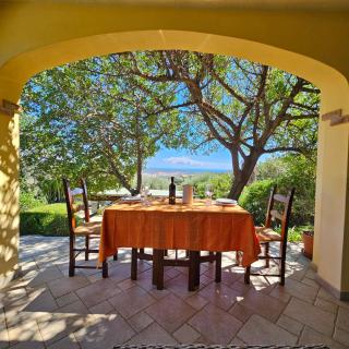 Villetta in zona panoramica, immersa nel verde della macchia mediterranea - 0