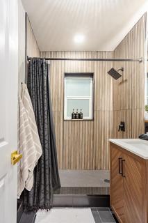 Walk to Main St and Waterfront, Mins to Beaches - 3