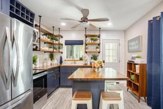 Walk to Main St and Waterfront, Mins to Beaches - 2