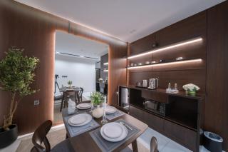 Luxurious suite with a workspace - 4