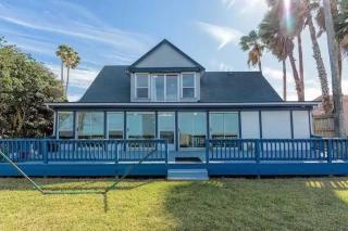 Bayside Paradise 4BR Home with Patio & Games Room - 0