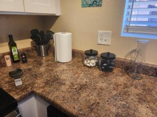 Charming 1-bed apt, cook-ready kitchen, laundry, 5-8 mins to U of A and Downtown - 2