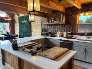 Classy Bear Cabin - Summit Views of Ober Mountain, Hot Tub, 3 King Beds, 2 Mi to Downtown - 6