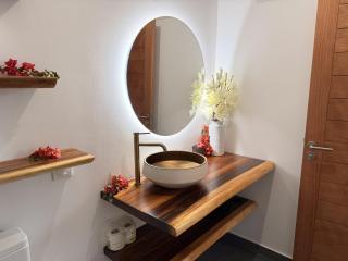 Ononui Lodge Airport, Ocean-View, Private Bathroom and Balcony, Free WiFi and Parking, On-Site Car Rental - 4