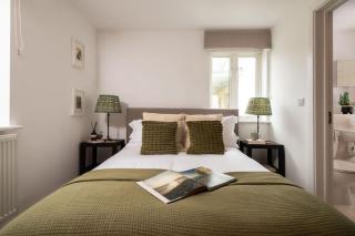 Modern Cotswolds lakeside retreat spa and pool - 0