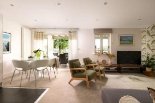 Modern Cotswolds lakeside retreat spa and pool - 5