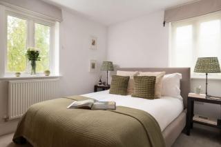 Modern Cotswolds lakeside retreat spa and pool - 4