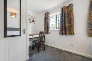 Stylish 4 Bed Trentham Retreat with Pool Table - 3