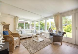 Vakantiebungalow in Riviera Maison stijl nabij zee en strand, bos en duin - 2