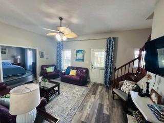 Pets welcome in a spacious 1 bedroom with a fenced in backyard and treadmill - 7