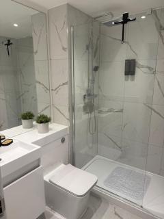 Central Gravesend 1BR, Kitchen, Wi-Fi, Sleeps 2, Parking - 2