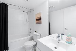 Upscale 1 Bed & Den Downtown Toronto - 3