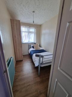 Room in Feltham, Heathrow, London - 0
