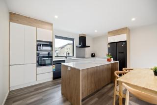 Newly Built 3 Bedroom Townhouse - Your Base to Explore the CBD - 4