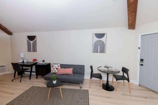 King Bed Modern Studio Apartment - 9